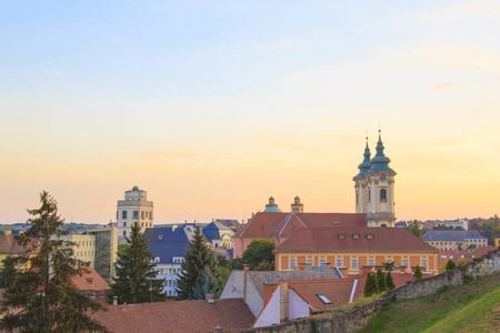 少数民族教堂的美丽的看法和 Eger, 匈牙利的城市全景, 在日落