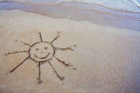 太阳在海边的沙滩上画画