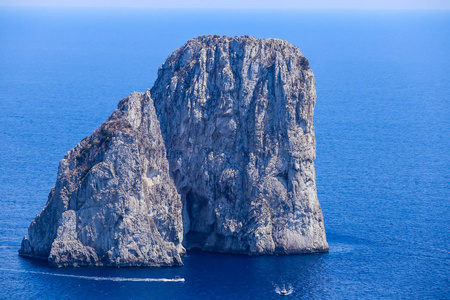 意大利。卡普里岛。从园林看 Faraglioni 岩石形成
