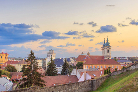 少数民族教堂的美丽的看法和 Eger, 匈牙利的城市全景, 在日落