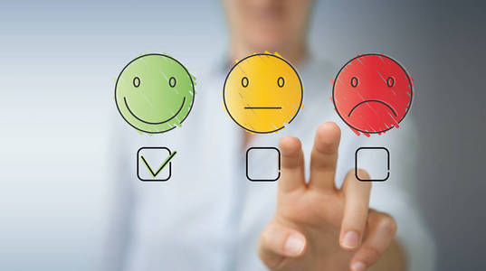 在模糊背景下使用细线客户满意度评级的女实业家照片