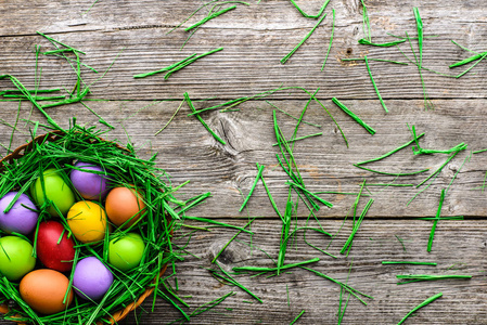 愉快的复活节彩蛋, 节日装饰与五颜六色的蛋在巢