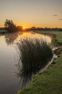 英国科茨沃尔德农村 Lechlade 泰晤士河的美丽日出景观形象