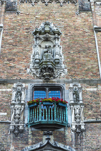 比利时布鲁日一座古老古典建筑的阳台