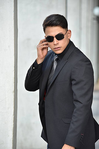 冷漠的拉丁特工戴墨镜照片