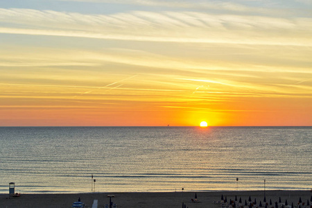 橙色黎明在地中海在夏天。旅行和自然主义概念