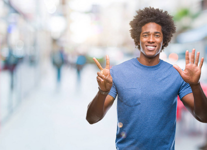 非裔美国男子在孤立的背景显示和指向手指数七, 而微笑着自信和快乐