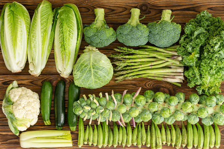 市场餐桌上的冬季蔬菜全框架照片
