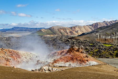 冰岛山风景。Landmannalaugar geotermal 地区的温泉和山脉。Laugavegur 足迹的其中一个部分