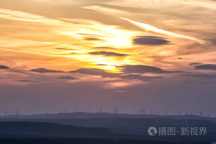 美丽的日落在山上与风力涡轮机, Dobrogea, 罗马尼亚