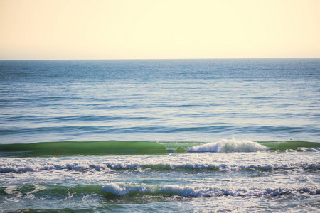 大海和海浪在海滩上晴朗的天空