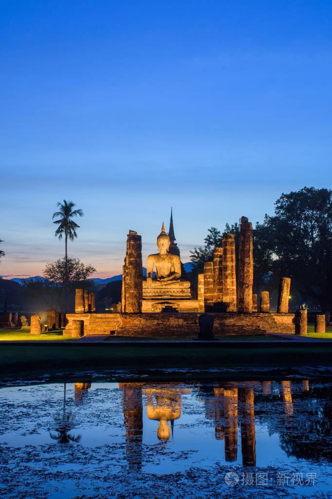马哈塔寺在黄昏时间与蓝天背景在素可泰历史公园泰国, 著名的旅游景点