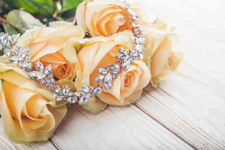 美丽的钻石项链橙色玫瑰