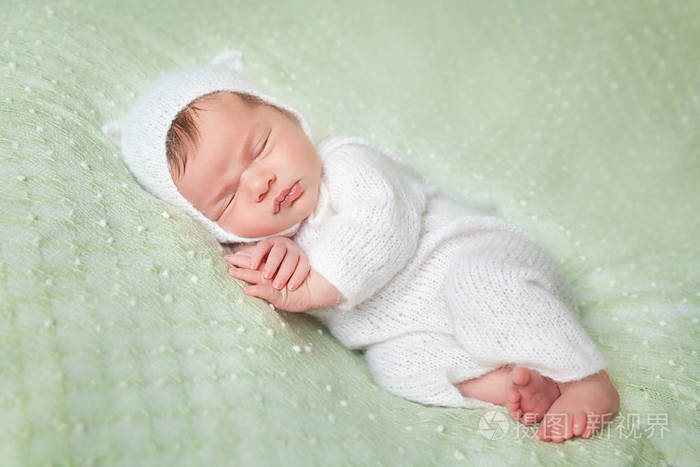 可爱的睡眠婴儿白色针织蓬松小猫服装照片 正版商用图片06ws2e 摄图新视界