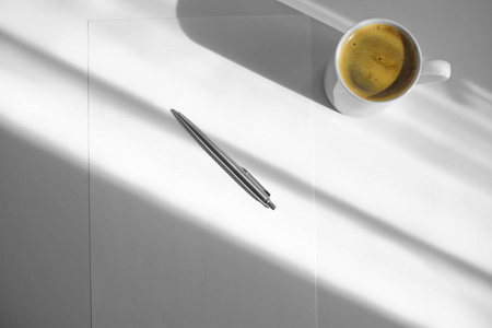 记事本, 钢笔, 咖啡在白色桌上