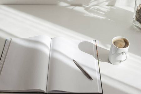 记事本, 钢笔, 咖啡在白色桌上