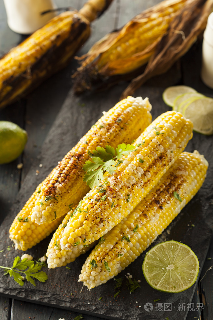 美味烤制的墨西哥玉米