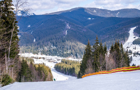 冬季假期在山区。喀尔巴阡山脉山坡上的山地滑雪坡