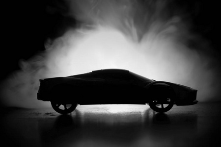 汽车在阴影与发光灯在低光, 或剪影跑车黑暗的背景照片