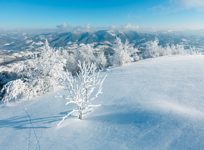 冬天山下雪的风景