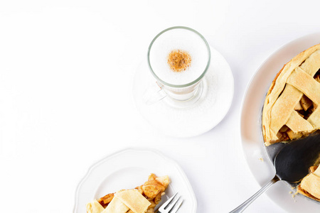 美国苹果馅饼与咖啡拿铁在玻璃爱尔兰杯查出的白色背景
