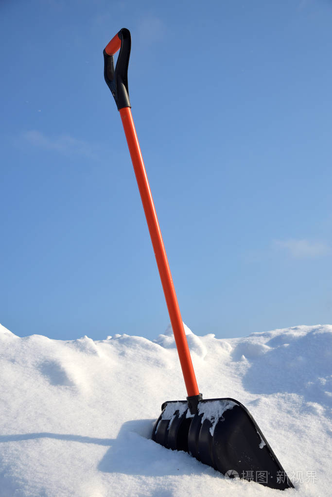 蓝天下的铲雪