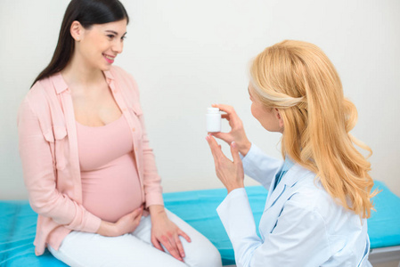 成熟妇产科医生向孕妇展示罐丸图片