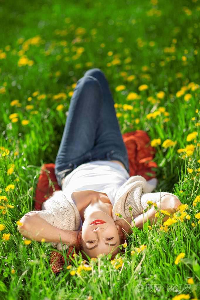 躺在草地上的女孩图片图片