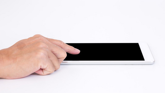 男人的手放在白色背景上的黑色的屏幕平板电脑