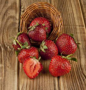 木桌上的新鲜草莓水果