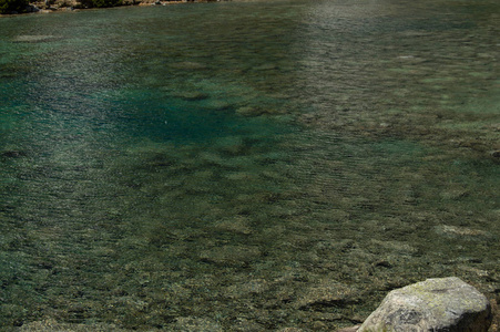 岩石山地河流水流的景观分析