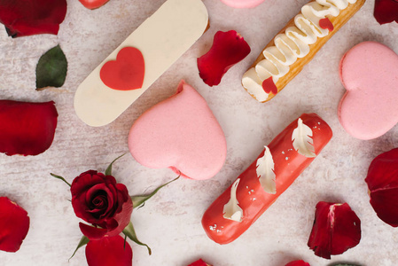 节日饼粉红色曲奇和红色花瓣的情人节食品成分
