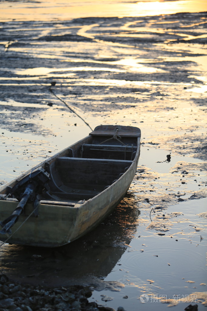 潮波回在搁浅的船