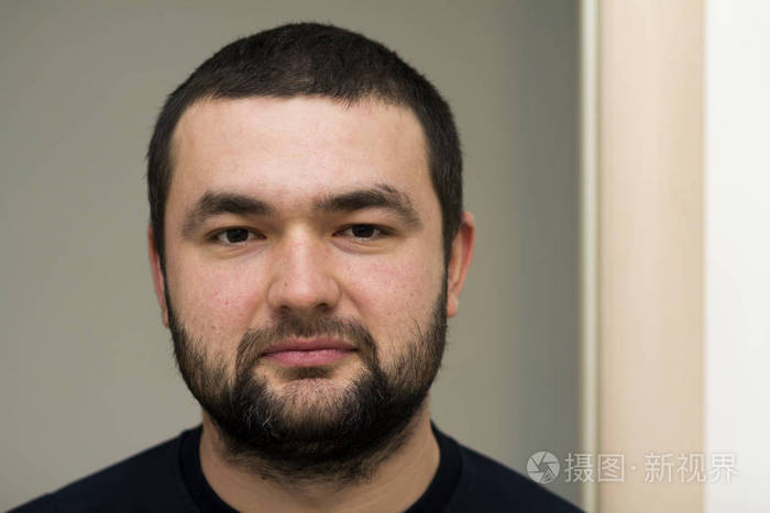 英俊的年轻大胡子男人的肖像