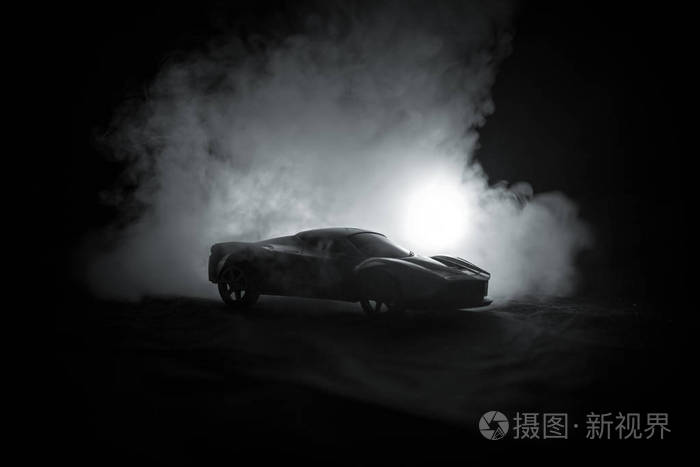 汽车在阴影与发光灯在低光, 或剪影跑车黑暗的背景