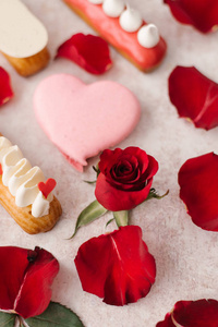 情人节背景与喜庆的饼, 粉红色的饼干和红色的花瓣