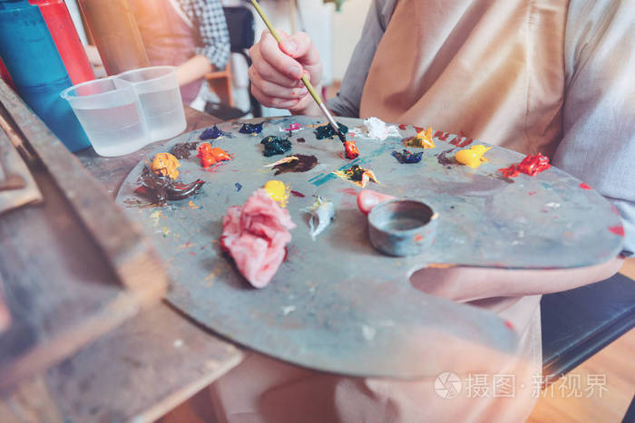 关闭在调色板上的画家混合色调