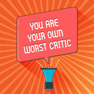 概念手写显示你是你自己最差的评论家。商业照片展示太难自我没有积极反馈