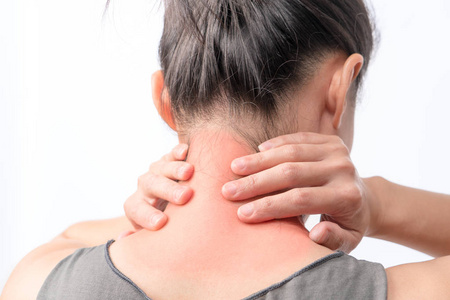 特写女性颈部和肩部疼痛受伤与红色亮点在疼痛区域与白色背景, 医疗保健和医疗概念