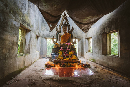 庙与古佛在泰国