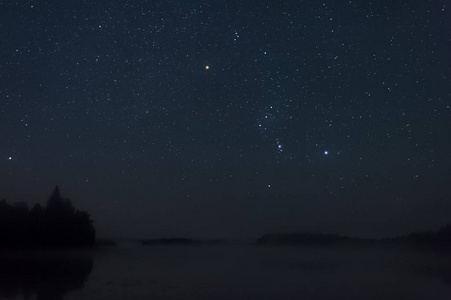 朦胧湖上的猎户座星座