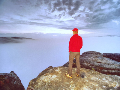 成功的旅行者寻找从峰会在冒险照片