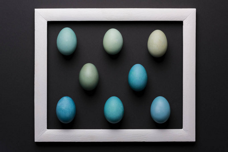 复活节快乐黑白背景。Diy 着色的蓝色复活节彩蛋抽象最小概念