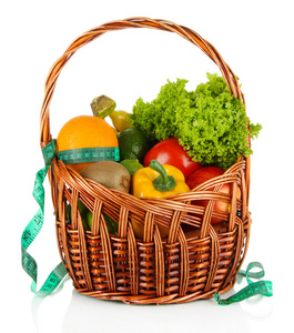新鲜蔬菜在柳条篮上白色隔离