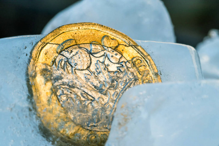 冻结新英国一英镑硬币在冰立方内关闭宏