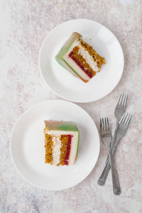 在白色盘子上盛满酸奶的开心果蛋糕的顶端视图