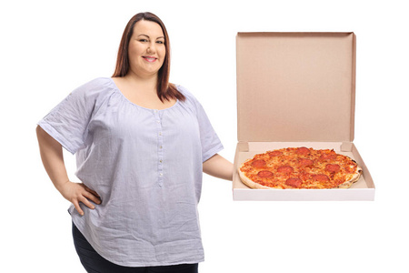 超重的妇女拿着比萨饼, 微笑着在白色背景下隔离