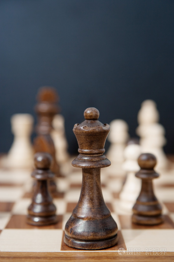 深色木皇后棋子