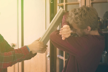 两个年轻男子在办公室打架, 打在脸上用电脑键盘 f照片