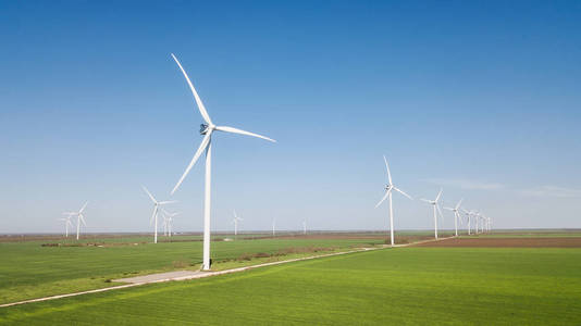 风力发电站在现场。替代能源发展的概念与理念